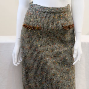 1950&#39;s Vintage Tweed Green Woolen Pencil knee length Skirt  Side Zipper Fringed Edge on False Hip Pockets Back Kick Pleat 25&quot; waist 38&quot; hip