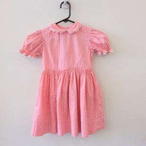 1950&#39;s Vintage Girls Pink Cotton Shirtwaist Dress Peter Pan Collar Short Sleeves White Lace Trim Fit Flare Style size XS Embossed Print