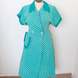 1950&#39;s Vintage Bright Teal Green White Polka Dot Printed Seersucker Cotton Dress Lee Wintley by Wentworth Light 2 button cotton wrap style