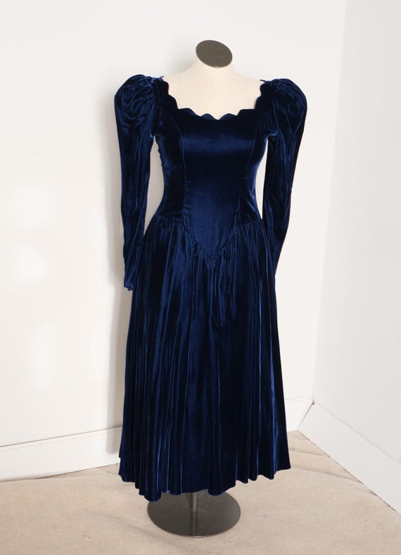 1980's Vintage Dark Blue Velvet Fitted Scalloped Sweetheart Dress Formal Gown Lace Bodice Sleeve Full Skirt 26
