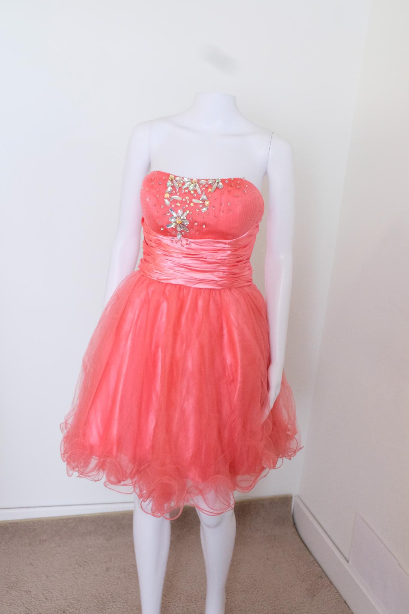 2000's Vintage Pinkish Melon Orange Strapless Beaded Bodice Tuille Chiffon Skirt Prom Dress Fit Flare Sweetheart Neckline Very Ariana Wicked