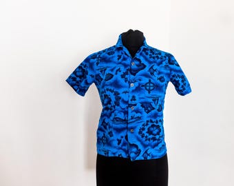 1980's Vintage Printed Blue Black Cotton Hawaiian Shirt Boys XL Tropical Womens XXS Hawaiian Island s Map Ui-Maikai