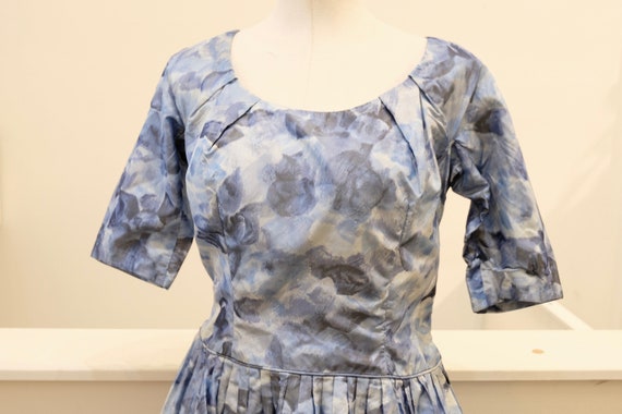 1950's Vintage Blue Big Floral Print Taffeta Part… - image 4