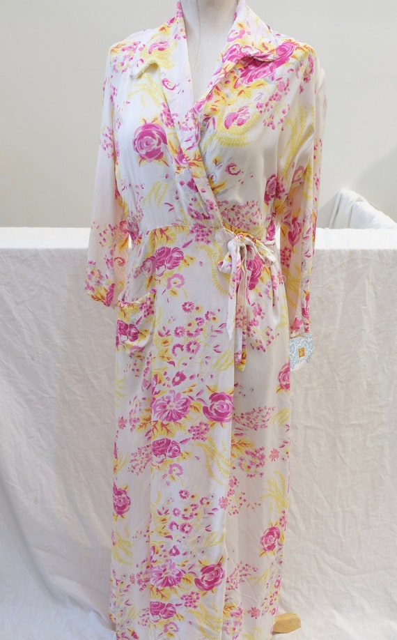 1940's Vintage White Floral Printed Rayon Dressing