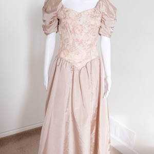 Vintage des années 1980, sourdine Bianchi tapisserie corsage robe de bal longueur manches bouffantes pleine coupe et jupe évasée dos semi-profond décolleté en coeur