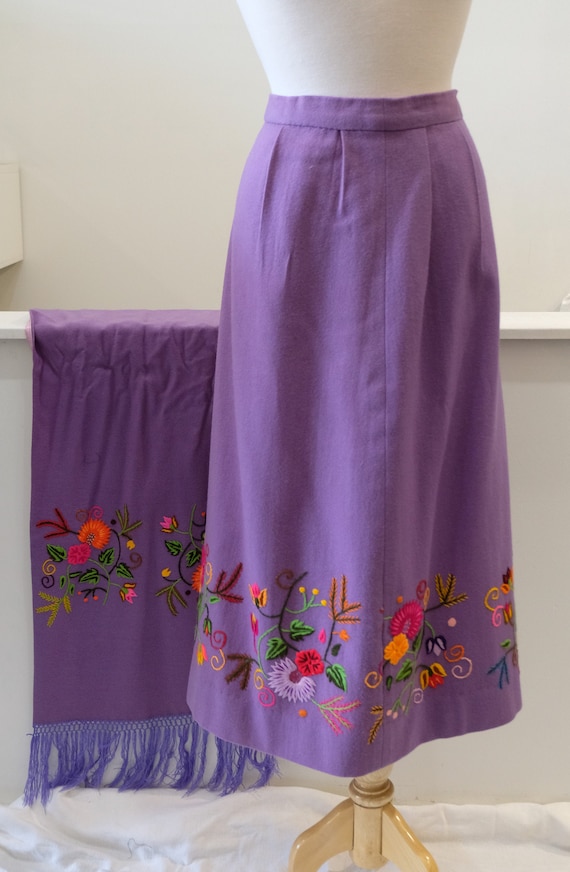 1960's Vintage Lilac Woolen Embroidery Border Flor