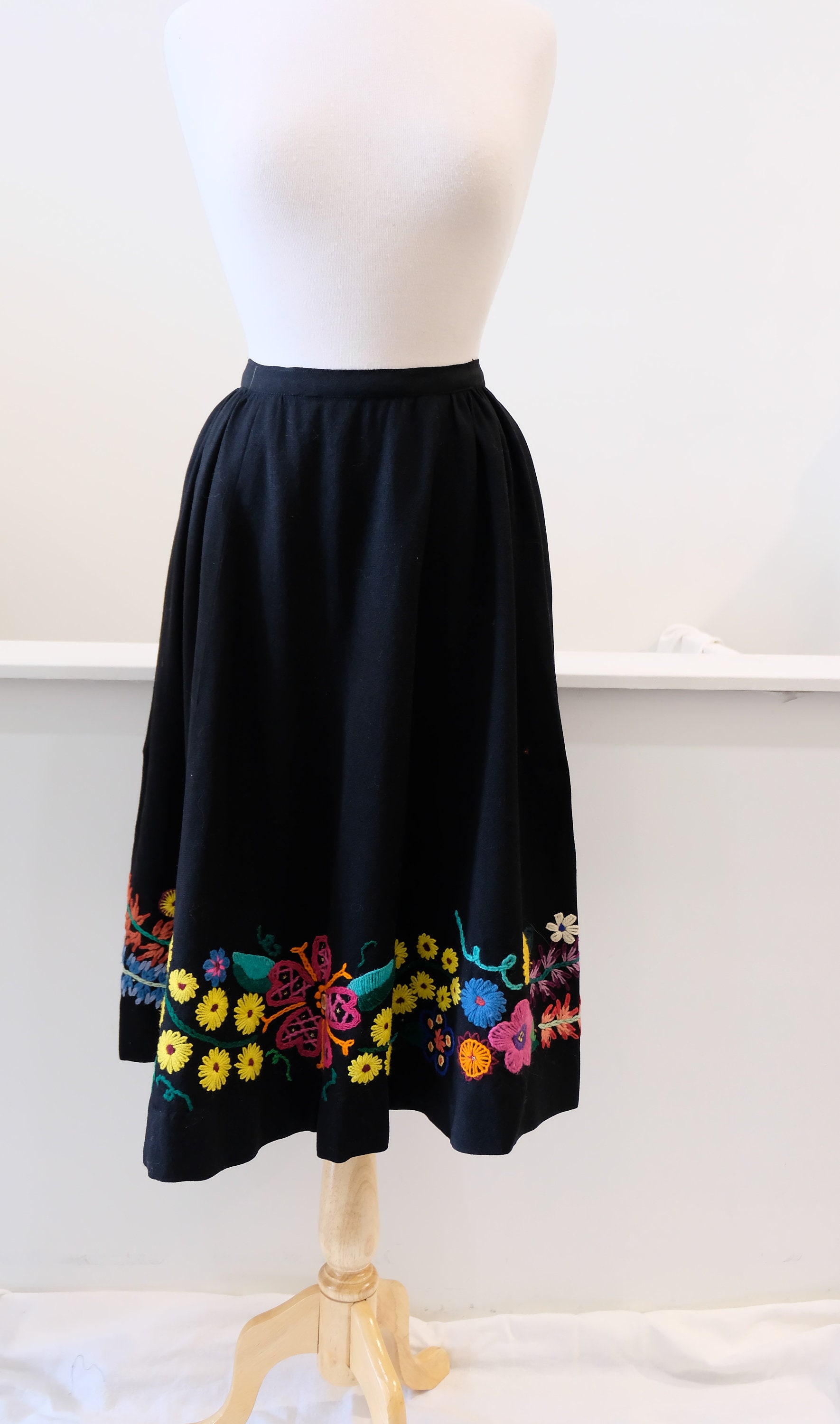 EBONY FLOWER EMBROIDERY SKIRT