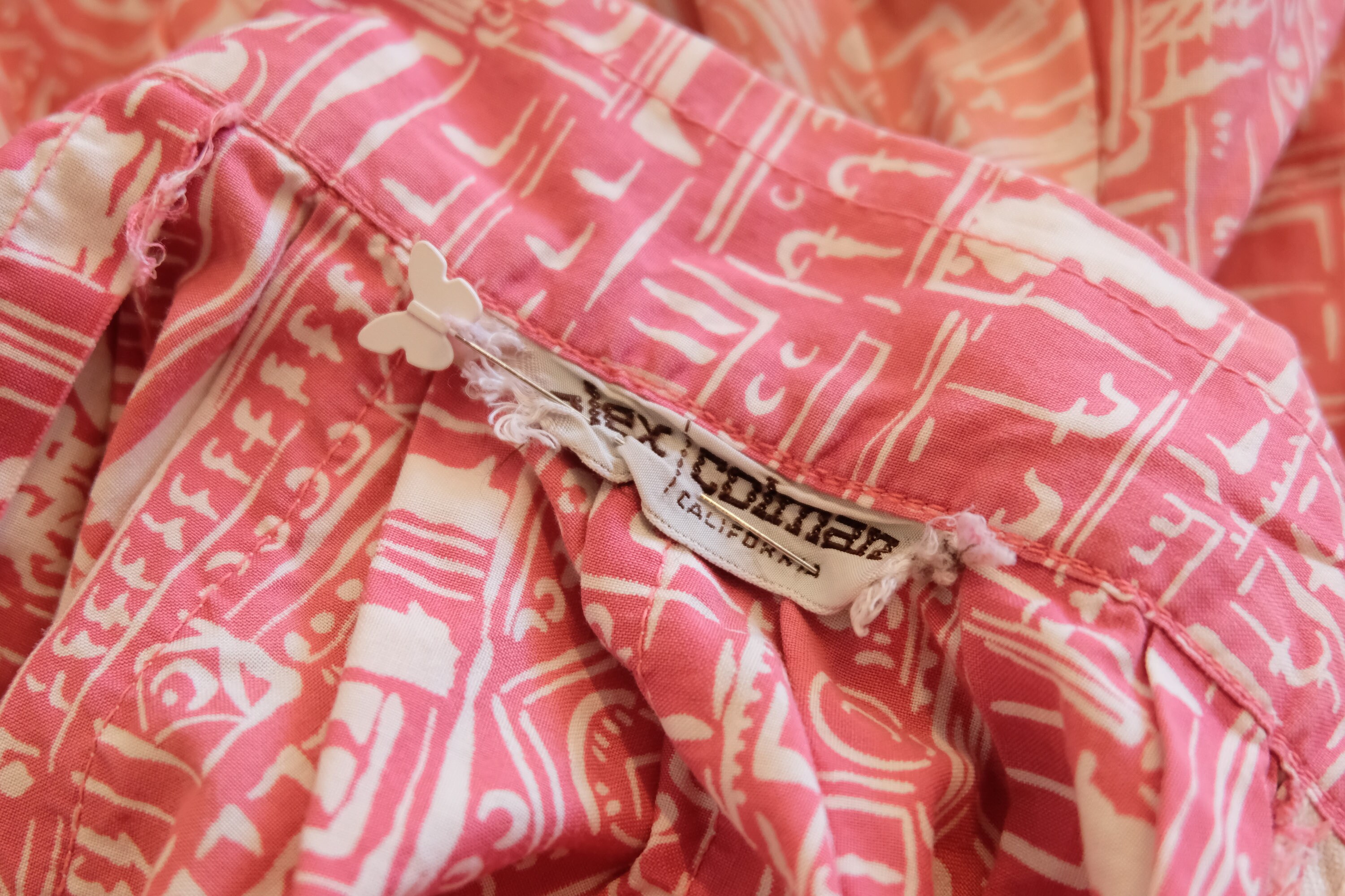 1950's Vintage Salmon Pink & White Novelty Print Fabric With White Ric ...
