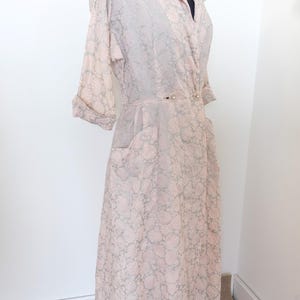 1960&#39;s Vintage Pale Pink and Gray Seashell Theme Wrap Dressing Gown Robe Dress 26&quot; waist Nylon  Poolside or Lounge Wear or Even Day Dress