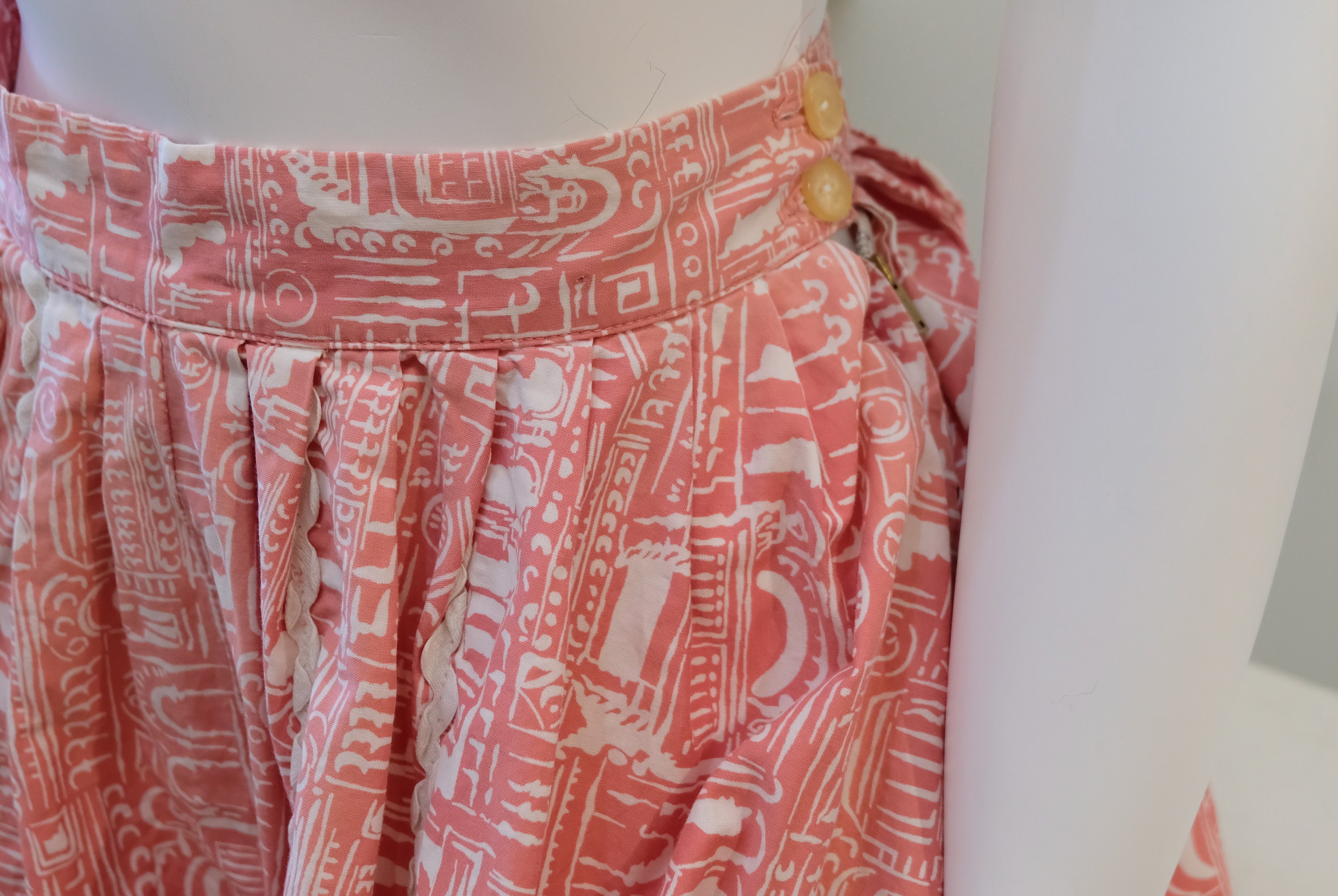 1950's Vintage Salmon Pink & White Novelty Print Fabric With White Ric ...