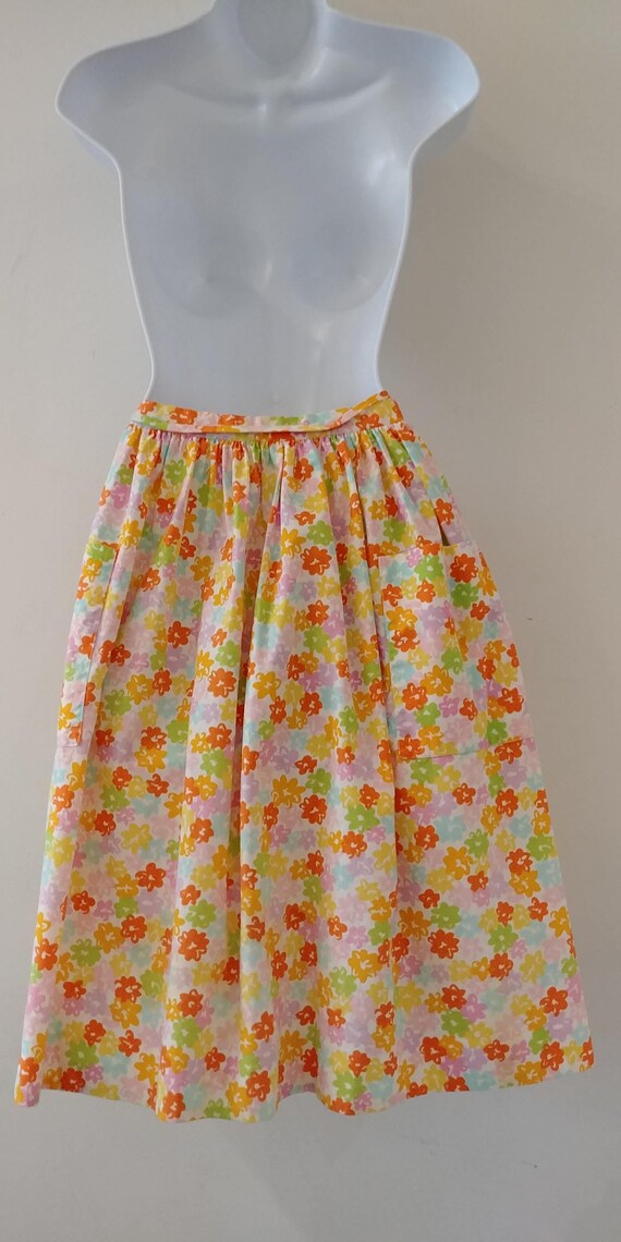 1950's Vintage Pretty White Full Skirt with multi… - image 2