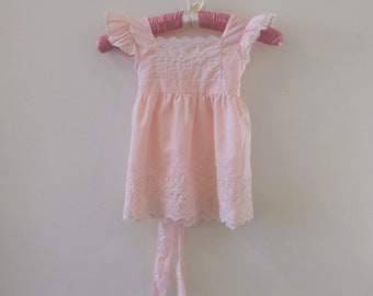 1970's Vintage Little Girls Pinafore Pink Cotton Eyelet Fit and Flare Dress Sleeveless Lace Trim Full Skirt Waist Sash Tie in Back size 4T