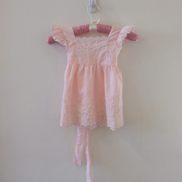 1970's Vintage Little Girls Pinafore Pink Cotton Eyelet Fit and Flare Dress Sleeveless Lace Trim Full Skirt Waist Sash Tie in Back size 4T