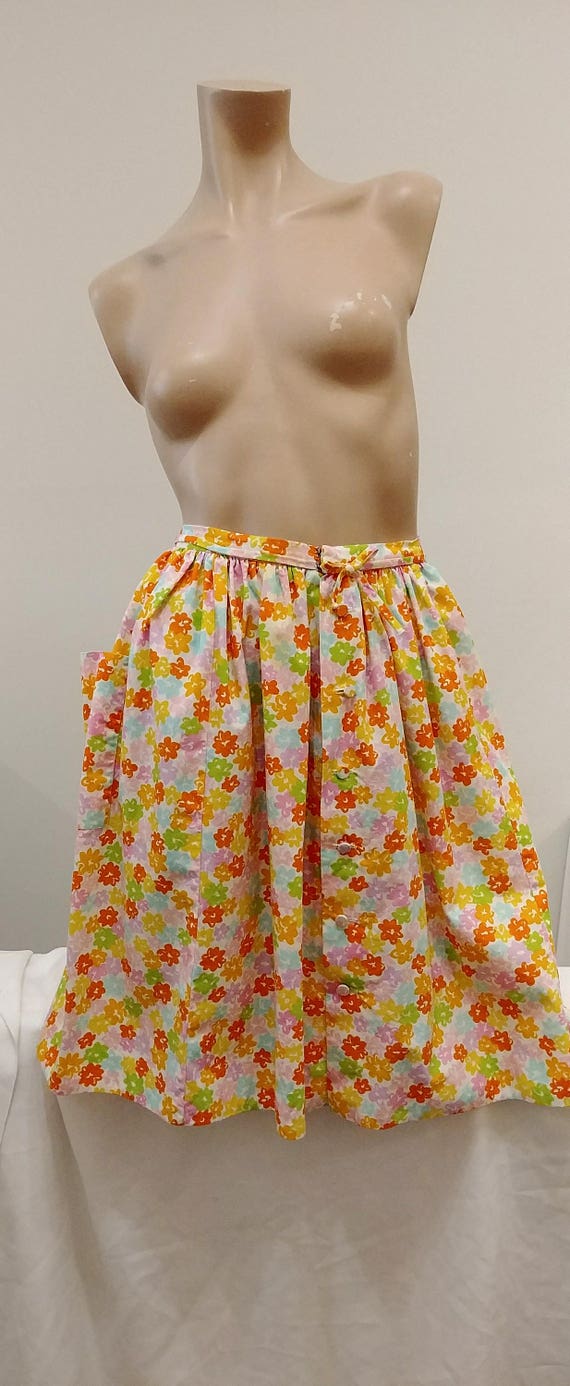 1950's Vintage Pretty White Full Skirt with multi… - image 3