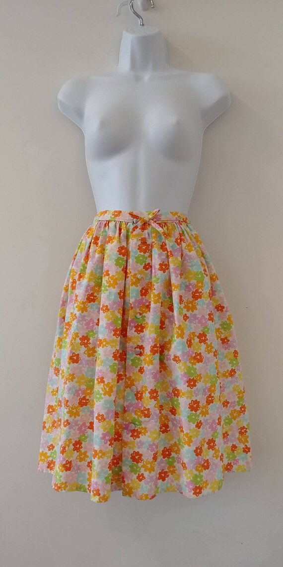 1950's Vintage Pretty White Full Skirt with multi… - image 1