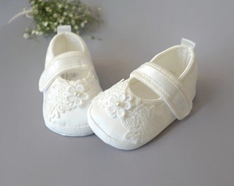 Baby shoes for christening, baptism, wedding baby soft shoes with lace and flowers, newborn gift ivory booties with pearls