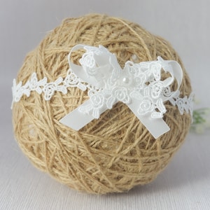 Baby Neugeborenen Stirnband mit Spitze und Satin Schleife, Baby Mädchen Spitzen Tiara zur Taufe, Taufblume Mädchen off white Krone