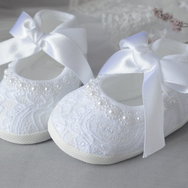 Chaussures bébé pour le baptême, chaussures de baptême avec noeud en perles, chaussons blancs pour mariage, chaussures de lit pour nouveau-né à semelle souple, ballerines bébé