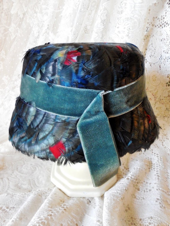 Vintage Felt and Feather Covered, Cloche Style Fl… - image 3