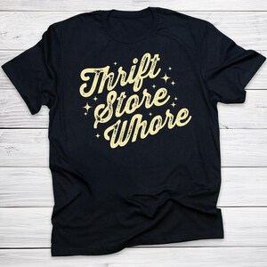 Kringloopwinkel hoer shirt grappig koopjesjager T-shirt vintage Thrifting humor Tee sarcastisch cadeau voor wederverkoper en Thrift Queen afbeelding 5