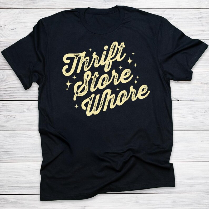 Kringloopwinkel hoer shirt grappig koopjesjager T-shirt vintage Thrifting humor Tee sarcastisch cadeau voor wederverkoper en Thrift Queen afbeelding 5