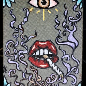 Peut inclure: Une peinture sur toile rectangulaire sur fond gris représentant une paire de lèvres rouges tenant une cigarette blanche avec de la fumée violette tourbillonnante. Un œil brun aux rayons jaunes est peint au-dessus, avec des motifs floraux bleus.