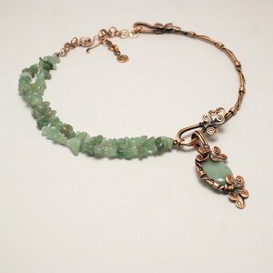 Peut inclure: Un collier en fil de cuivre avec un pendentif en pierre verte et un double rang de perles en pierre verte.