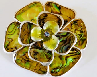 Broche ABALONE en tono plateado con centro de diamantes de imitación, 2"