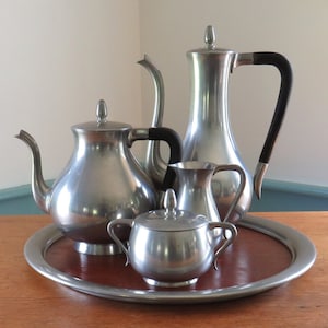 Royal Holland K.M.D. Mid Century Modern Pewter Coffee and Tea Service with Tray, 2 Lidded Pots, Lidded Sugar, Creamer