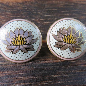 Laurel Burch TIBETAANSE LILY goudkleurige pastelkleurige oorbellen op originele kaart - geschenkconditie - vintage nieuw