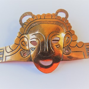 Broche masque de guerrier en cuivre LAWTON, fabriquée à la main par Lawton, vers les années 1960, un peu d'usure et de ternissement