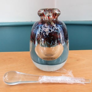 Handblåst parfymflaska: Opaliserande blå brun glasdauber, signerad