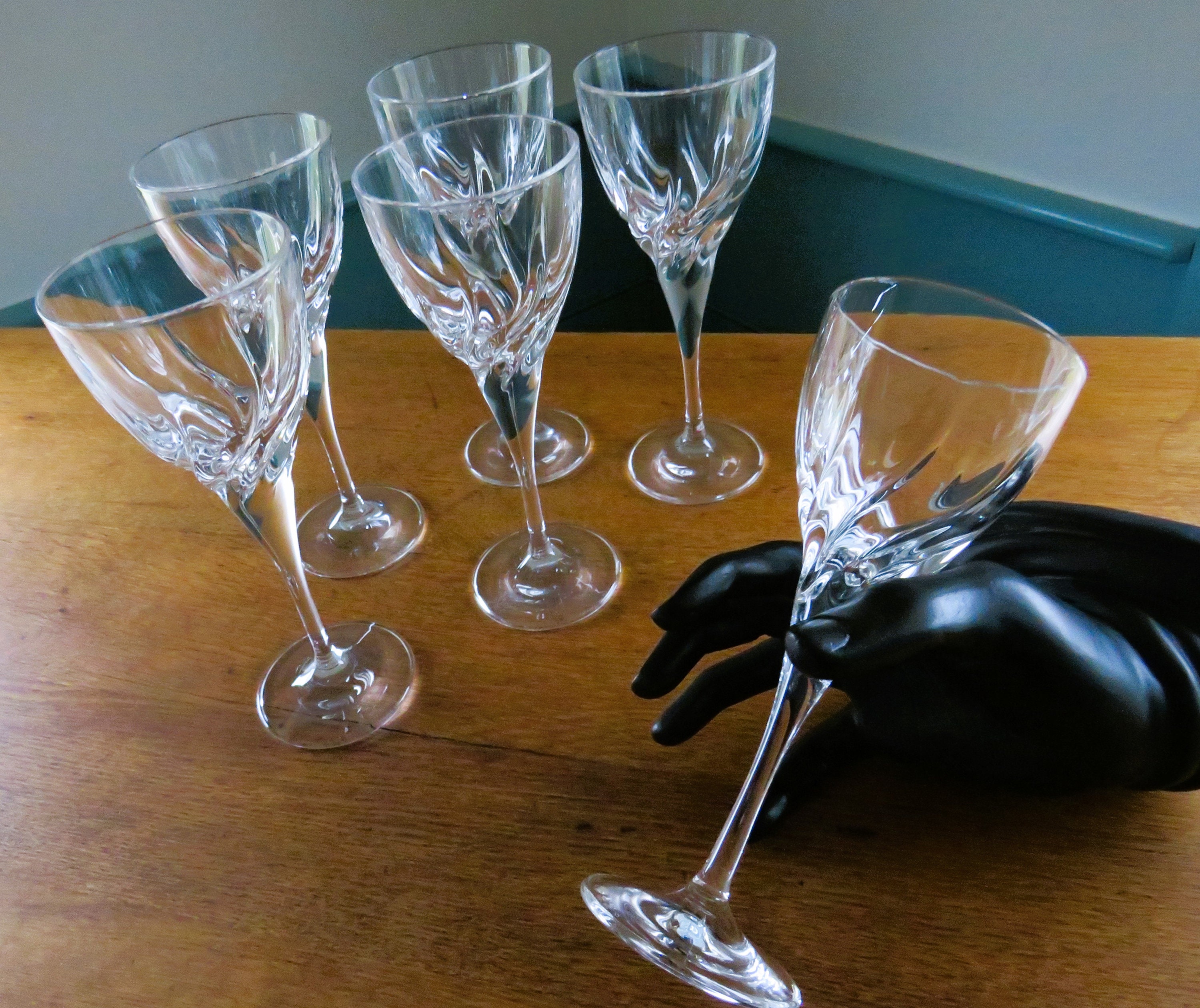 RCR Simple Wine Glass - 2 Sizes - ApolloBox
