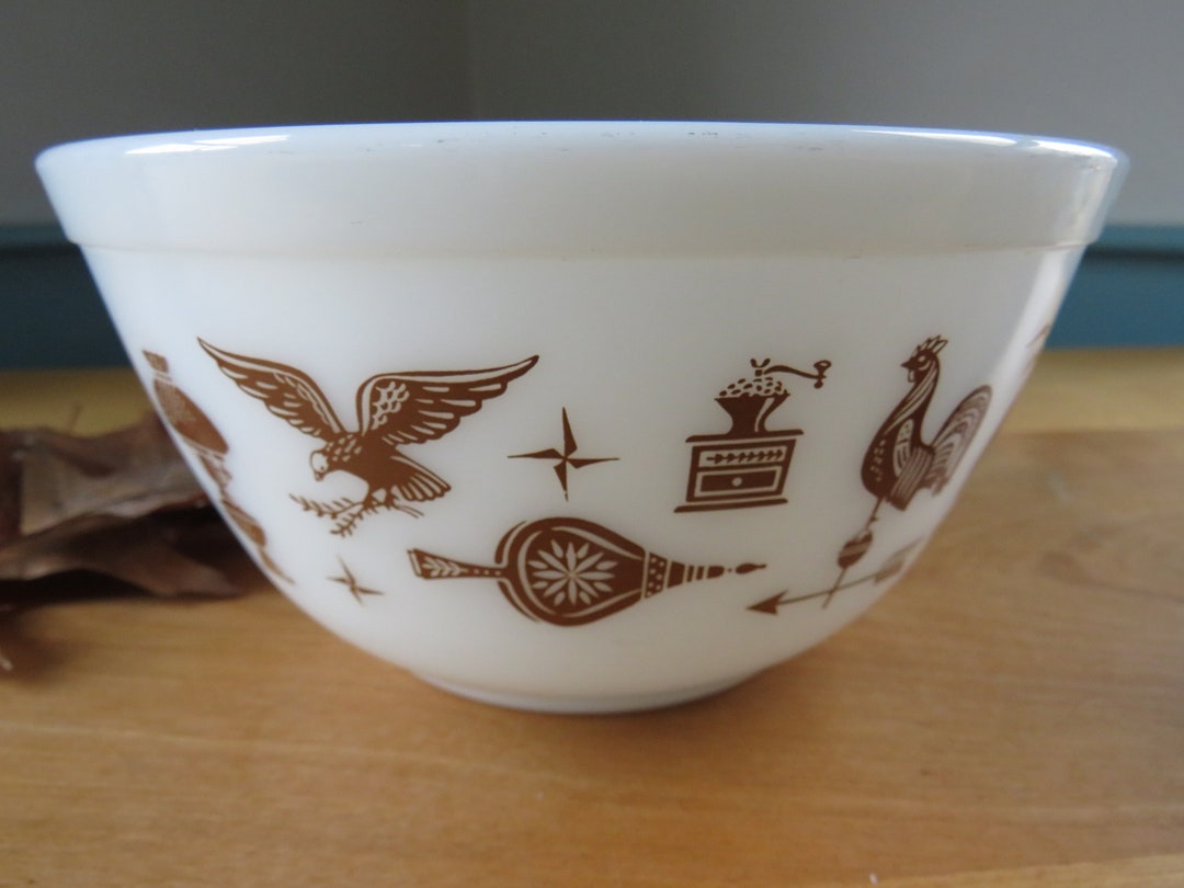 Pyrex 402 Early American Pattern Brown on White 1 1/2 Quart Mixing Bowl