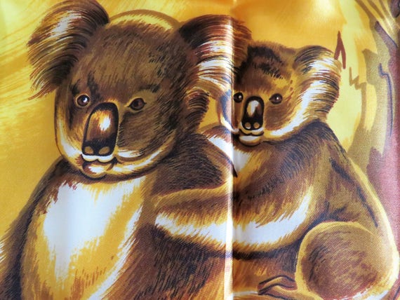Écharpe carrée souvenir Koala Bear Australia dans les tons dorés jaunes et  marron avec des reflets blancs ourlet roulotté à la main -  Canada