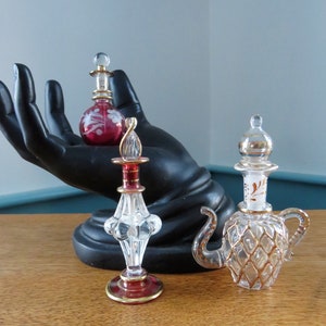 SET med 3 små handblåsta parfymflaskor i glas, daubers, klara, röda, guldfärgade detaljer
