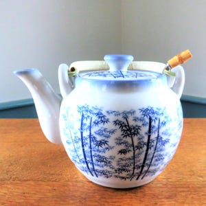 Niebieski i biały czajniczek z bambusowymi zdobieniami