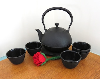 Black Cast Iron Tea Set Fixed Handle Teapot, Trivet, 5 Cups, JAPAN