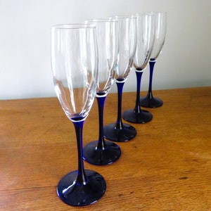 5 copas de champán LUMINARC FRANCE, con tallo azul
