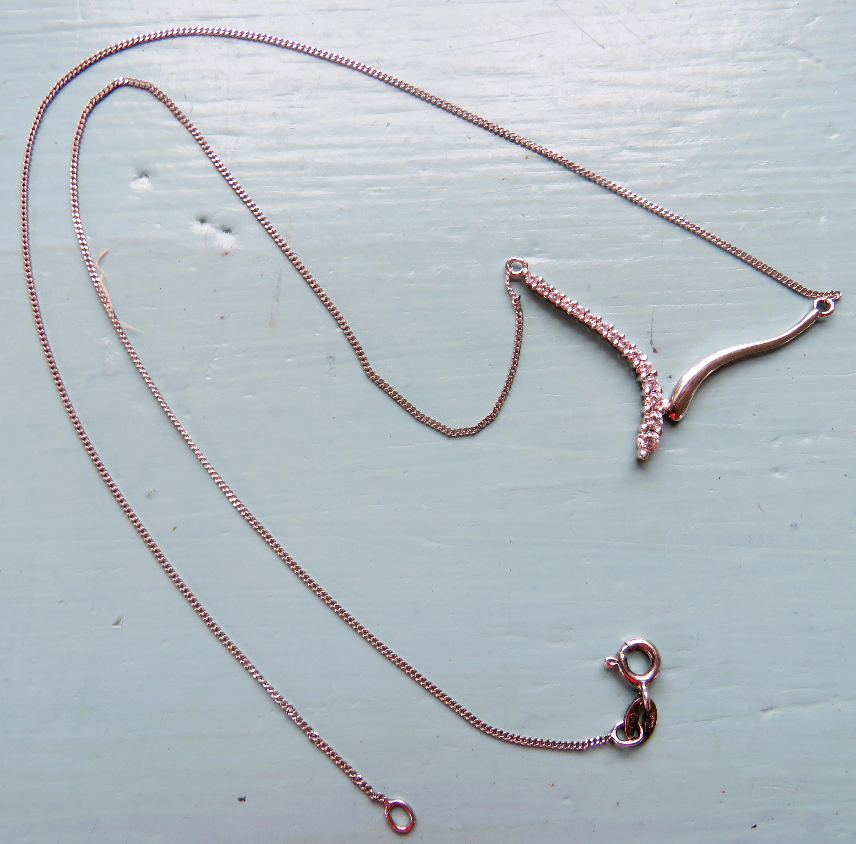 STERLING SU CH キュービックジルコニアネックレス、カービーVシェイプ