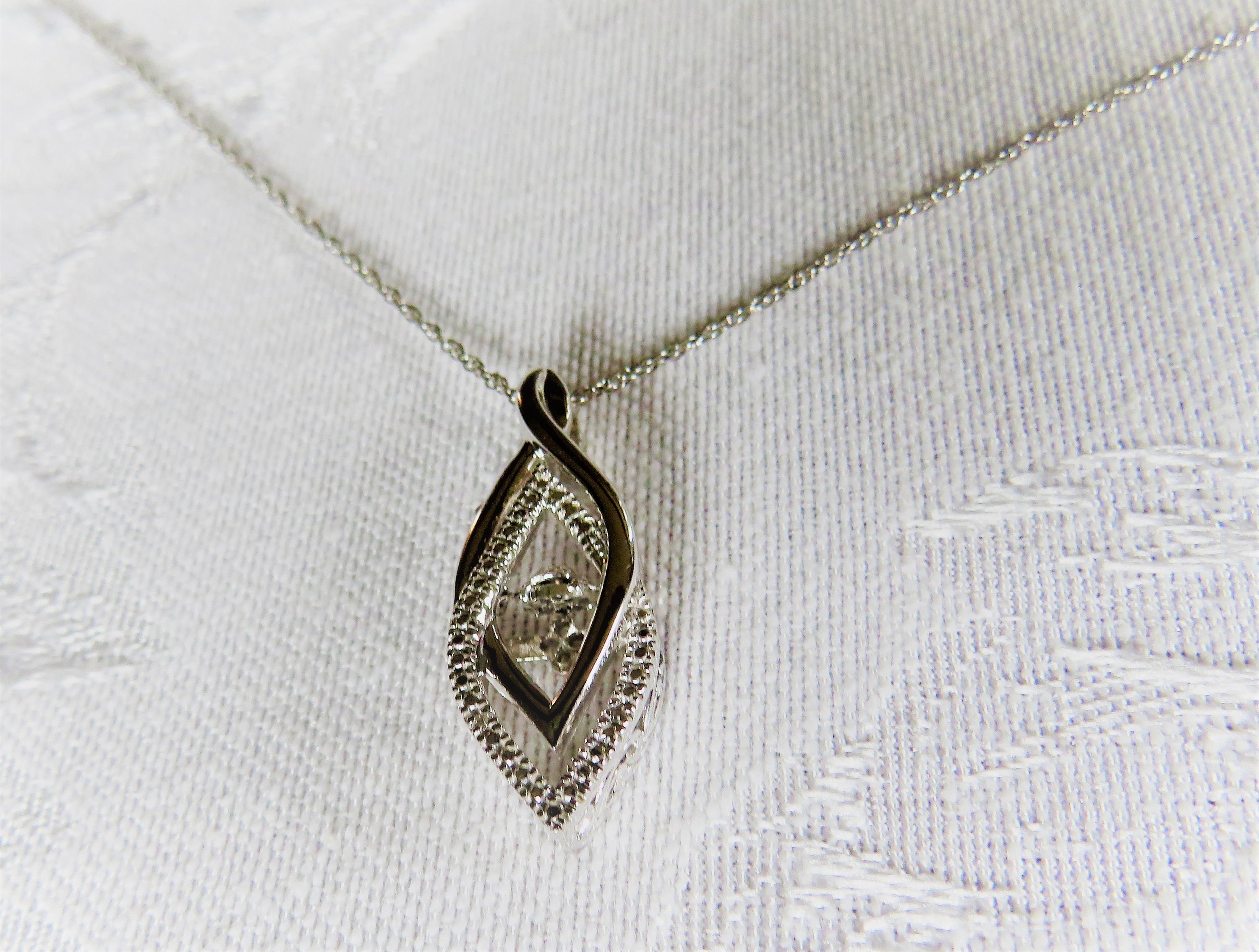 Previously Owned Diamond Teardrop Necklace 1/4 ct tw Round-cut 10K White  Gold 18