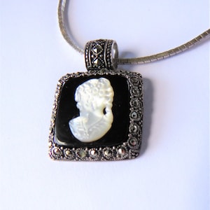 Collar con colgante de ónix y marcasita tallado en plata de ley, o solo colgante, falta una marcasita