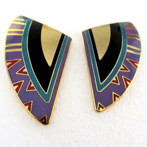 Op de afbeelding: Een paar vintage oorbellen met een goudkleurige metalen afwerking. Elke oorbel heeft een waaiervorm met een lavendel, zwart, blauwgroen en goud design. De oorbellen hebben een geometrisch patroon met rode accenten.