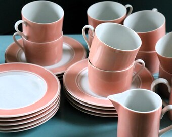 12 tazas Fitz & Floyd, 12 platos para pan, azucarero y cremera.