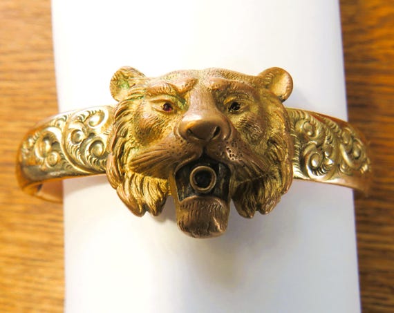 スペイン製　彫金の灰皿　アッシュトレイ　王冠　騎士　ライオン　紋章　アンティーク アンティーク ゴールド メッキ ライオン ヒンジ バングル PRST Co 刻印