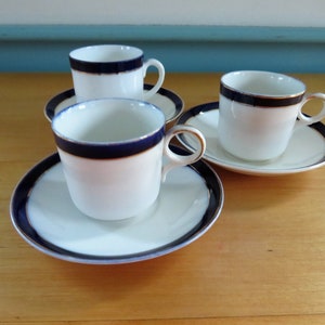 3 Kobalt Blau Weiß Vergoldete Demitasse Tassen & Untertassen - NICHT GANZ PASSEND Antiquitäten, Vintage