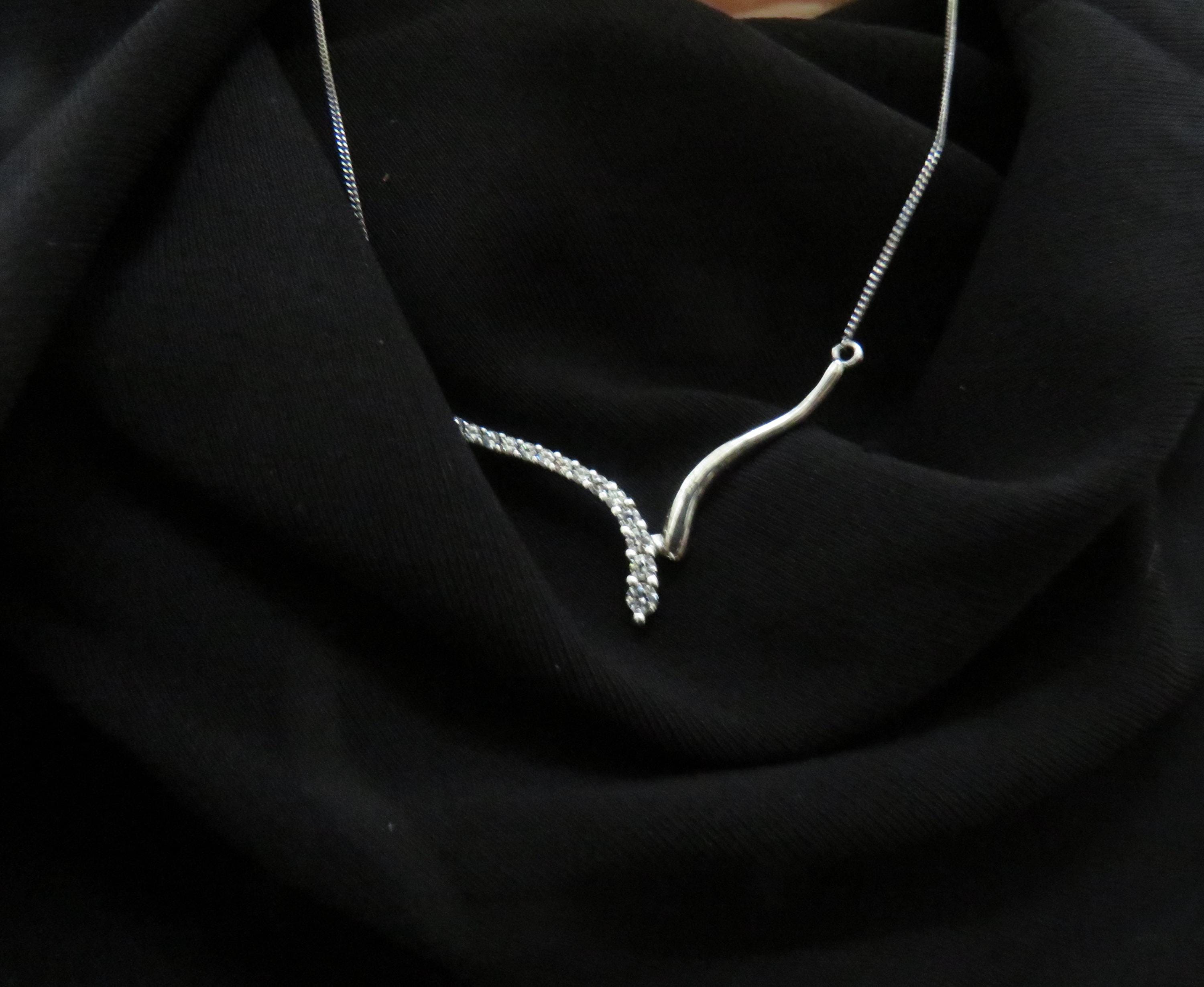 STERLING SU CH キュービックジルコニアネックレス、カービーVシェイプ