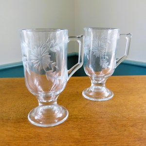 SET von 2 geätzten, SIGNIERTEN JNS 2003, 8 Unzen Irish Coffee Mugs, Pressglas