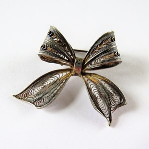 800 Silver Filigree BOW/ Ribbon Brooch with some remaining gold wash, Hallmarked SILVER