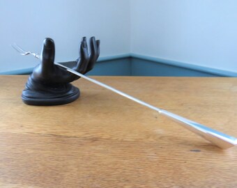 Tenedor para pepinillos Cartier de plata esterlina: 18" de largo, monograma A.S.R.